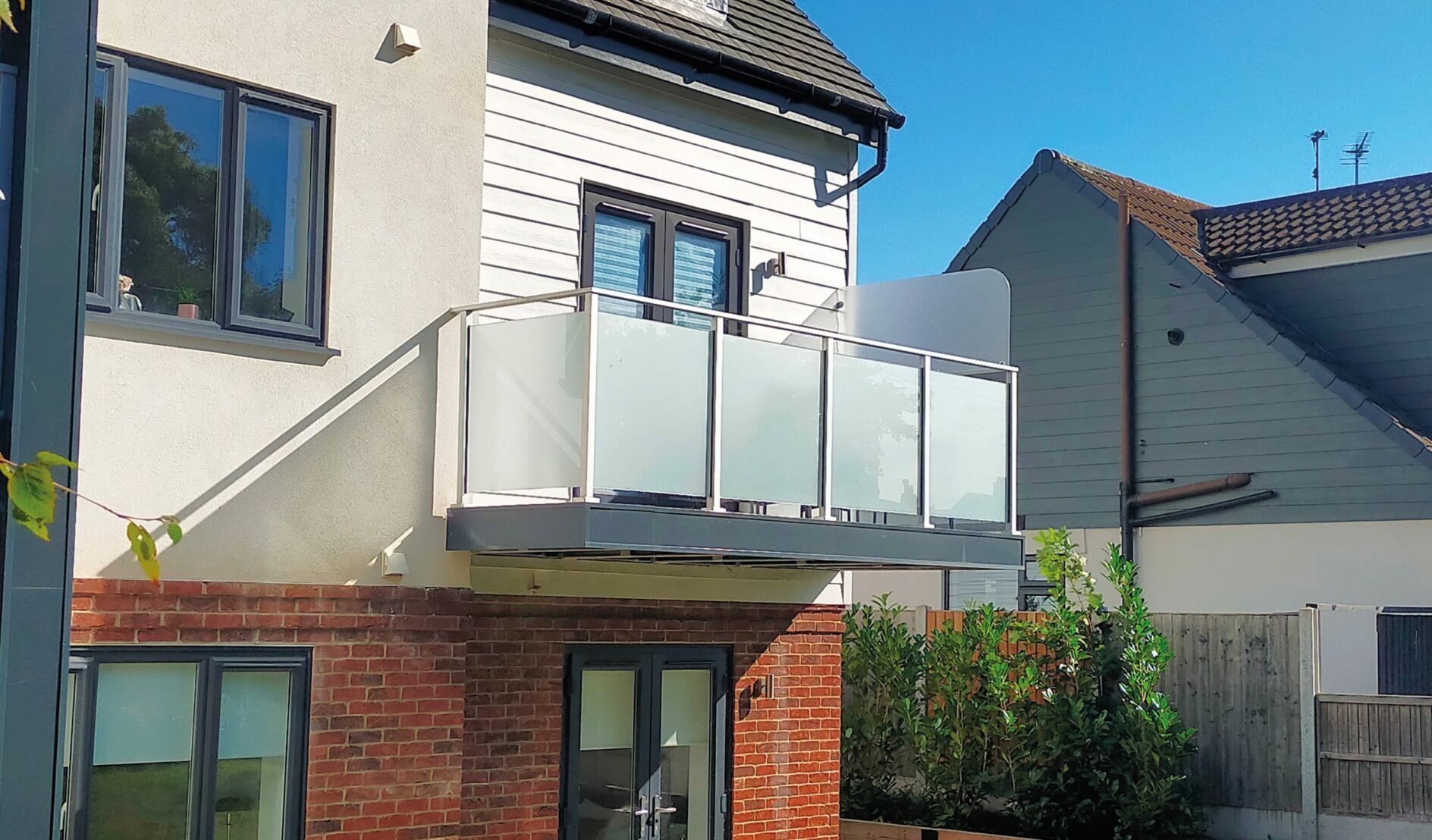 marano aluminium post and glass balustrade on balcony - fh brundle
